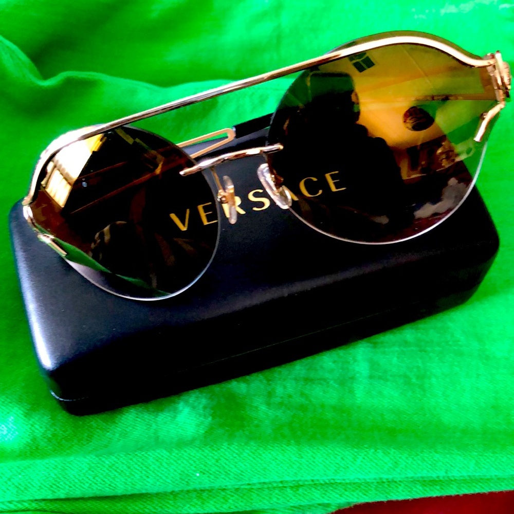 VERSACE SUN GLASSES 🤓 - Picture 3 of 8
